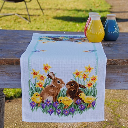 Chemin de table - Lapins avec poussins
