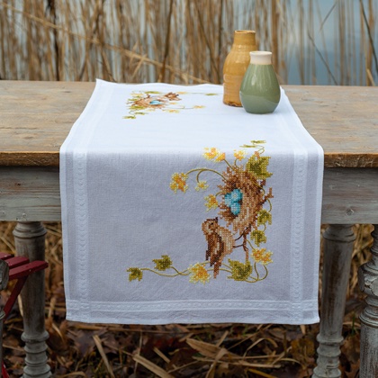 Chemin de table - Petit oiseau dans le nid