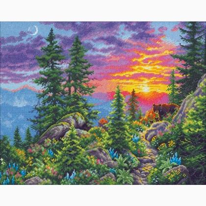Sentier de montagne au coucher de soleil
