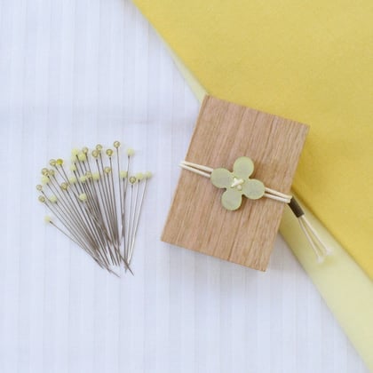 Épingles tête de verre et boite en bois de cerisier - jaune