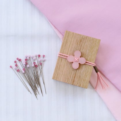 Épingles tête de verre et boite en bois de cerisier - Rose