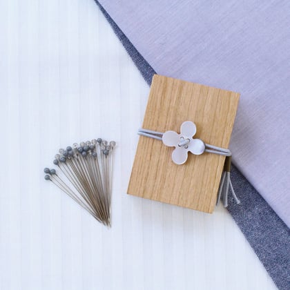 Épingles tête de verre et boite en bois de cerisier - Gris