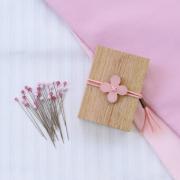 Épingles tête de verre et boite en bois de cerisier - Rose
