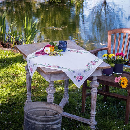 Centre de table - Fleurs classiques et papillons