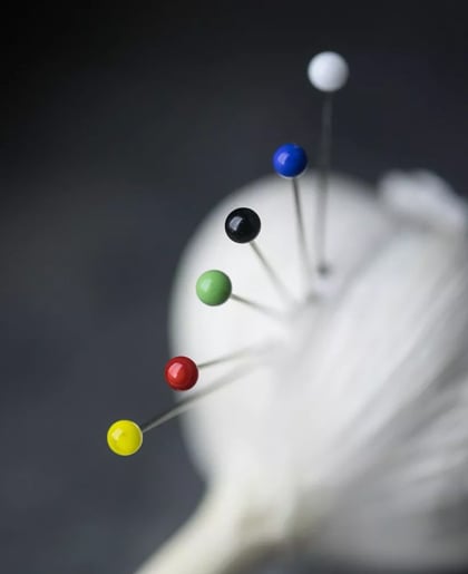 Epingles avec tête en verre