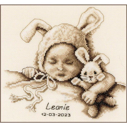 Bébé et lapin câlin