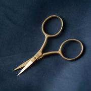 Petits ciseaux en or pour finir tout travail