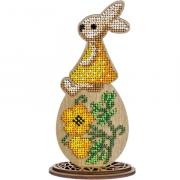 Lapin de Pâques avec des fleurs